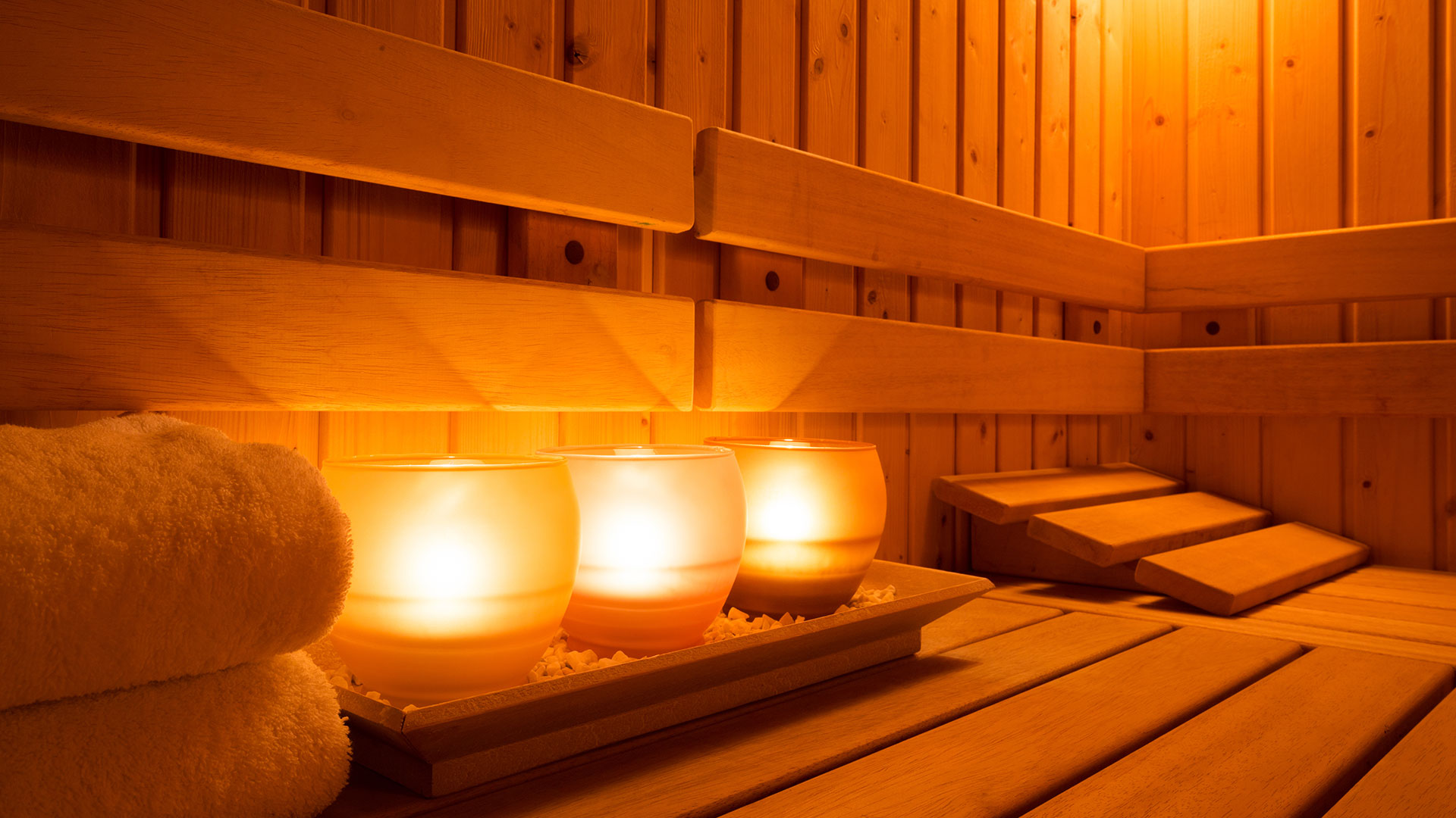 Finnische Sauna mit Kerzen und Handtüchern
