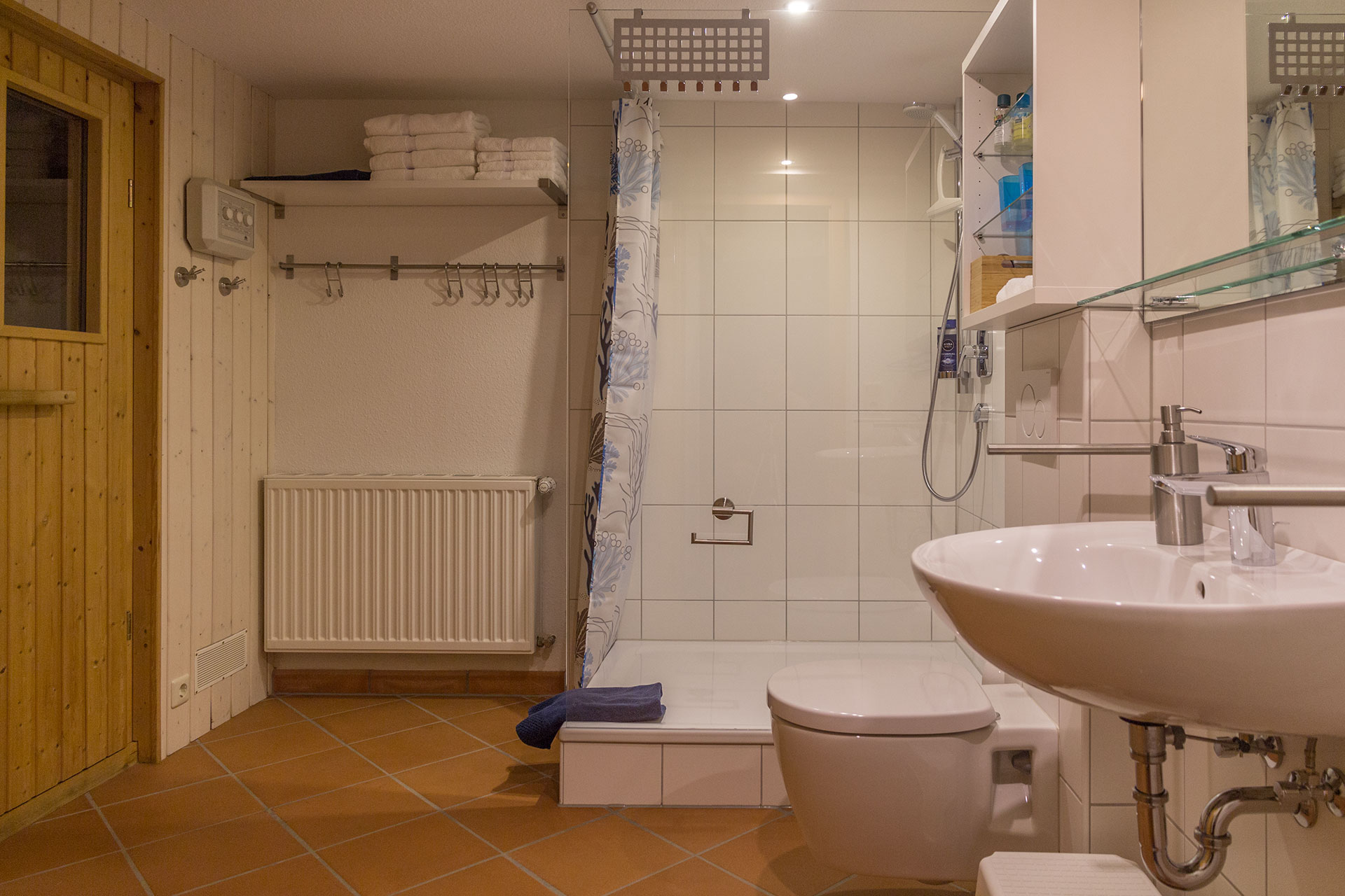 Badezimmer 1 — Dusche, WC, Waschbecken