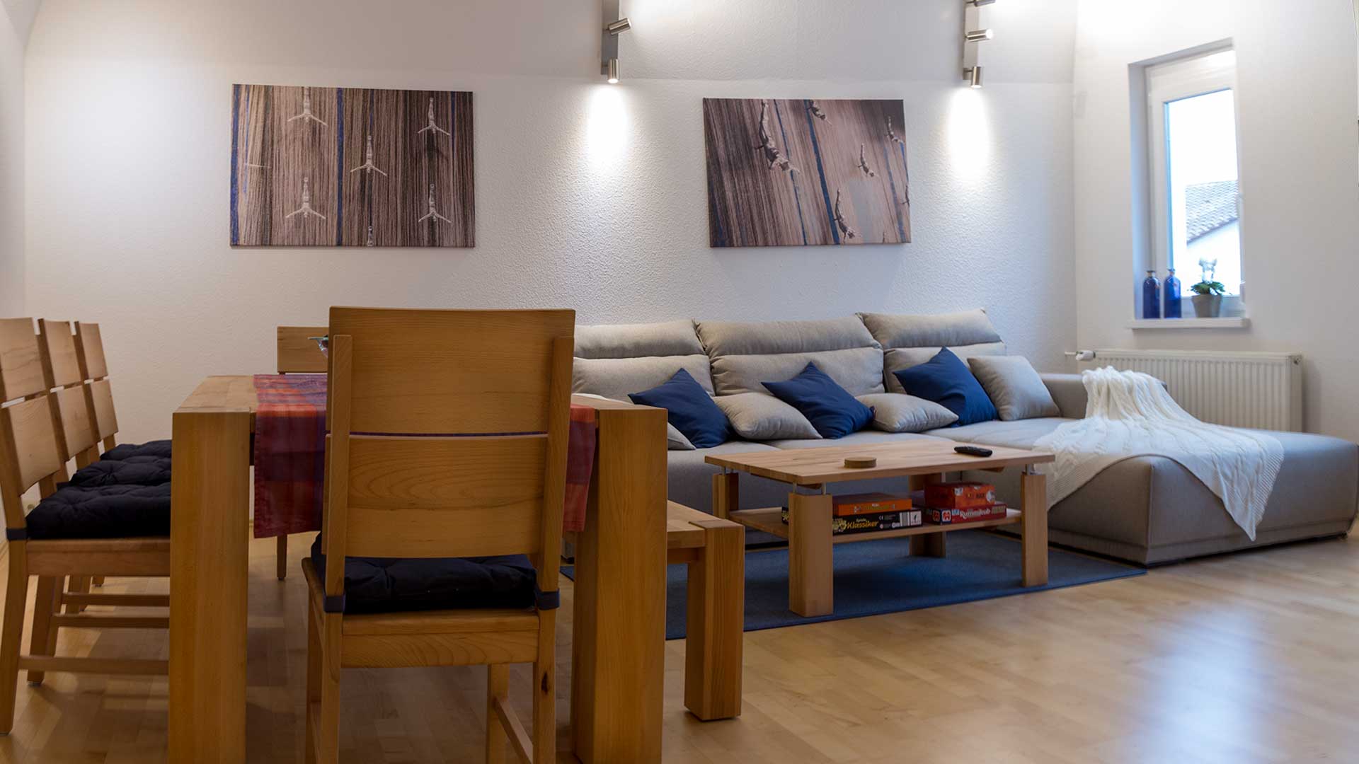 Gemütliches Wohnzimmer mit Sofa und Essbereich